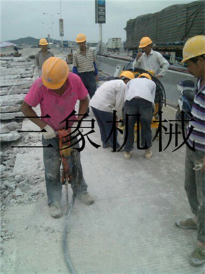 修路先鋒 探秘公路專用拆除設備——劈裂槍